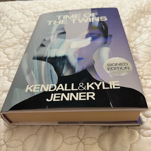 Time of the Twins Kendall and Kylie Jenner Book Signed Edition - Picture 3 of 7